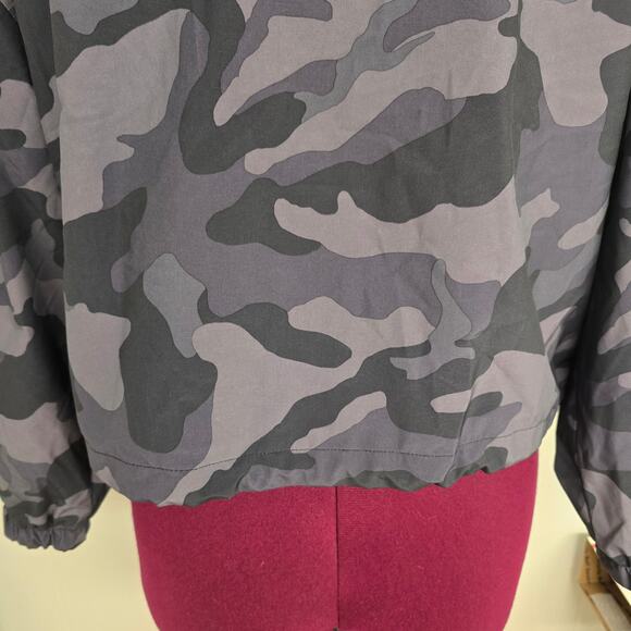 Women's Old Navy "Active" Gray Camo Water Resistant Cropped Rain Jacket | Size M - Picture 9 of 12